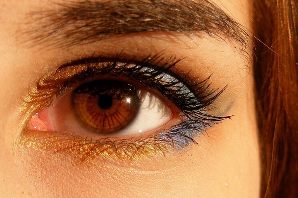 Jak zrobić piękny makijaż do brązowych oczu 16